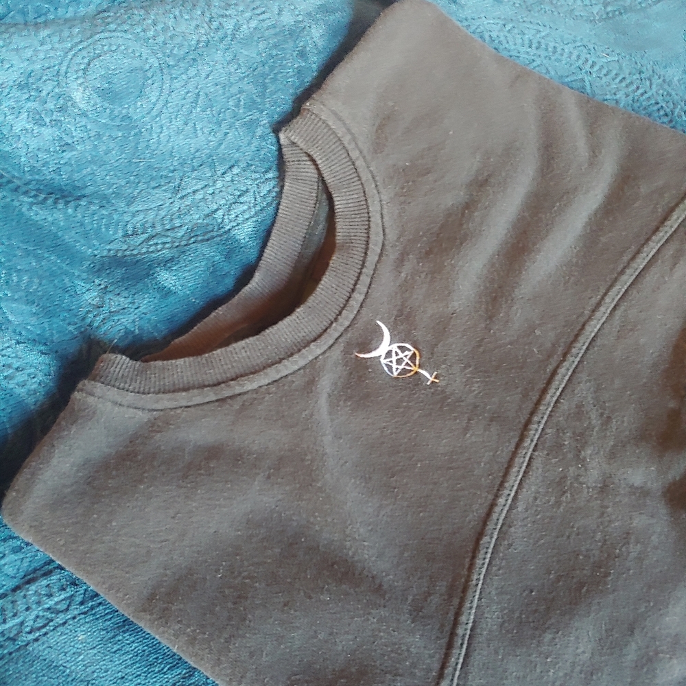 Black scale crop sweatshirt